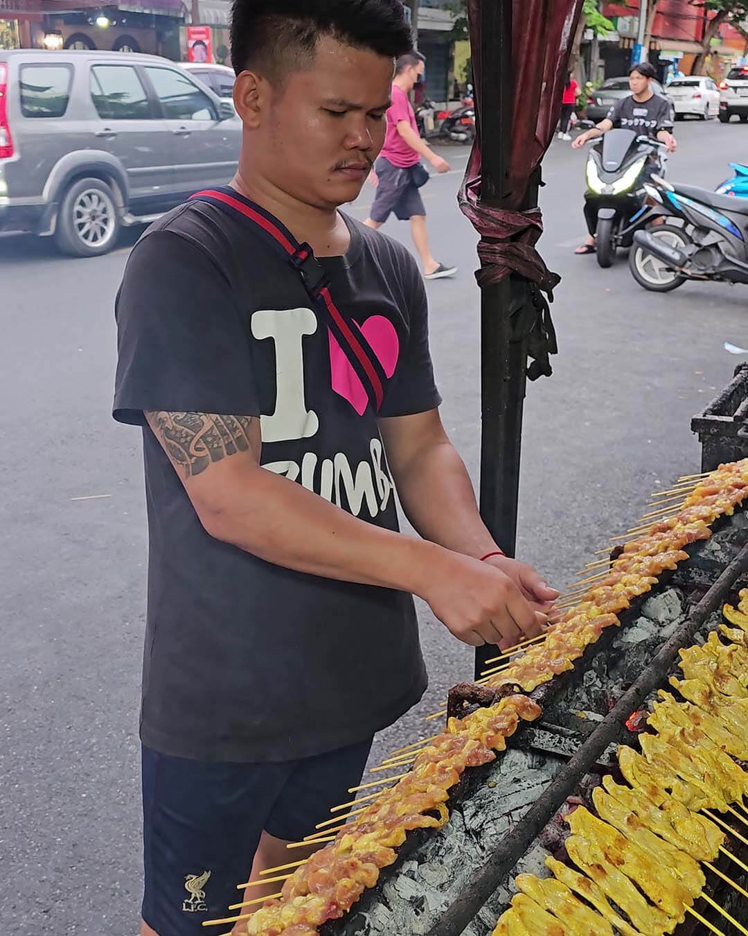 ย่างหมูโชว์กันร้อนๆ